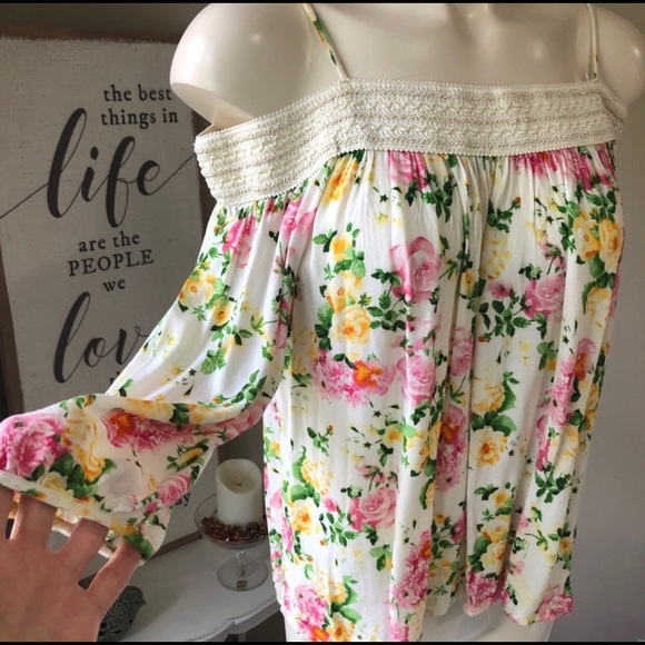 Chloe K Tops - CHLOE K BOHO FLORAL blousy top M cream/pink